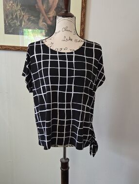 Chico's Black & White Grid Tie-Side Top
